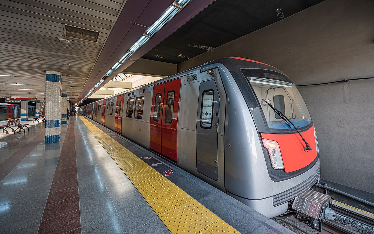 Metro Tramvay ve Otobüs Yanında
